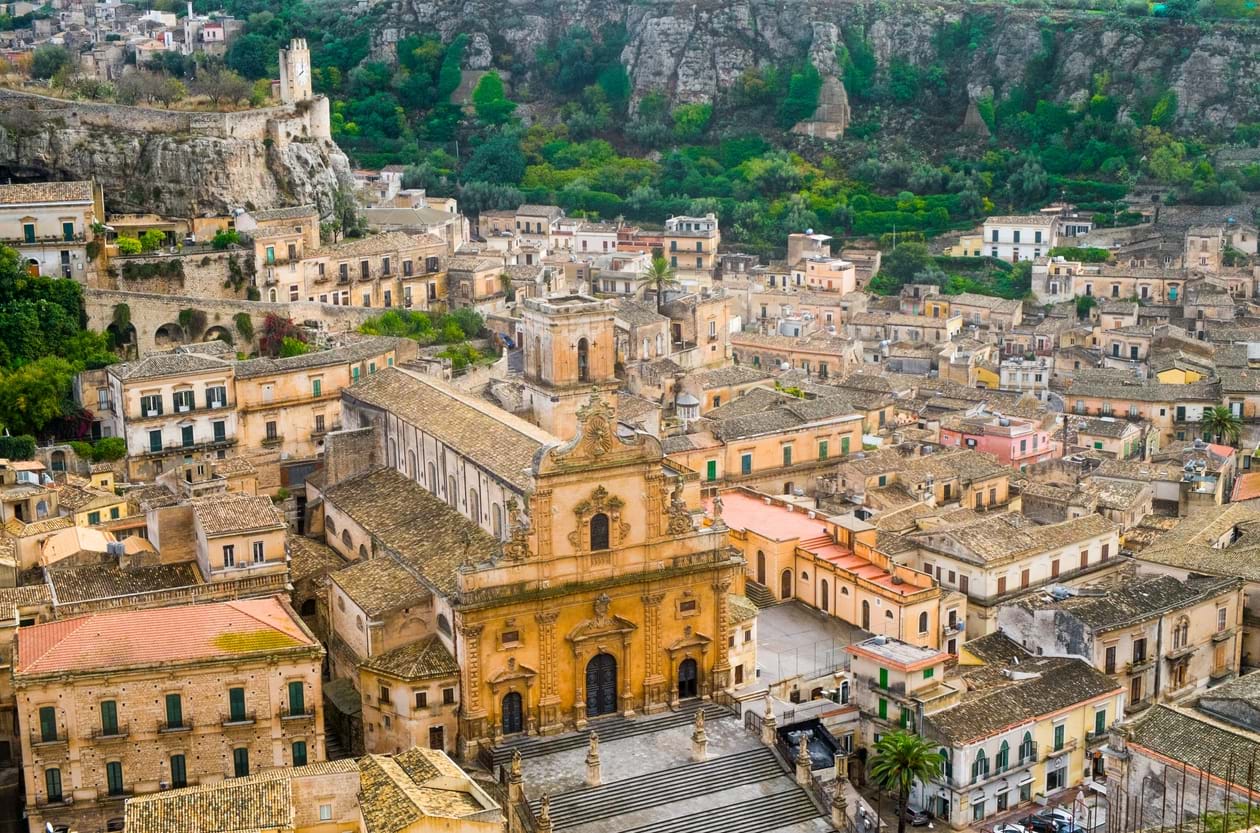 Bilde fra luften av Modicas gamle by med San Pietro Cathedral, Sicilia, Italia. Foto: Istockphoto.com