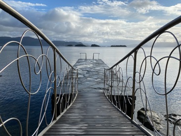 Brygge ned mot sjøen