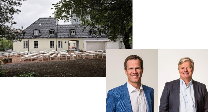 Bilde av innledere, leder av Ylf Christer Mjåset og leder av Allmennlegeforeningen Tom Ole Øren kommer til Nedre Foss Gård som også er avbildet
