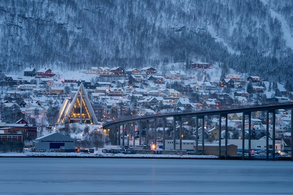Troms&#248;ysundet med katedralen i bakgrunnen.
