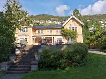 Legenes Hus bak