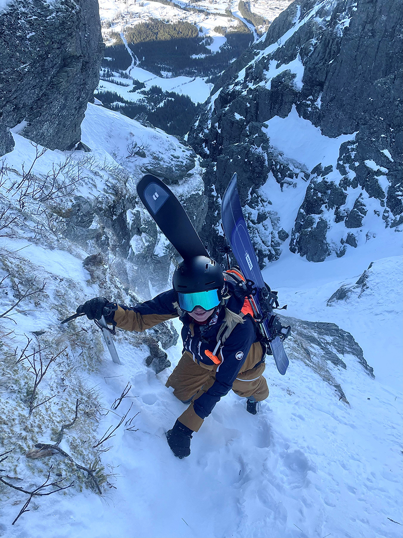 Bilde av Camilla Cecilie Underland på vei oppover fjellet med isøks.