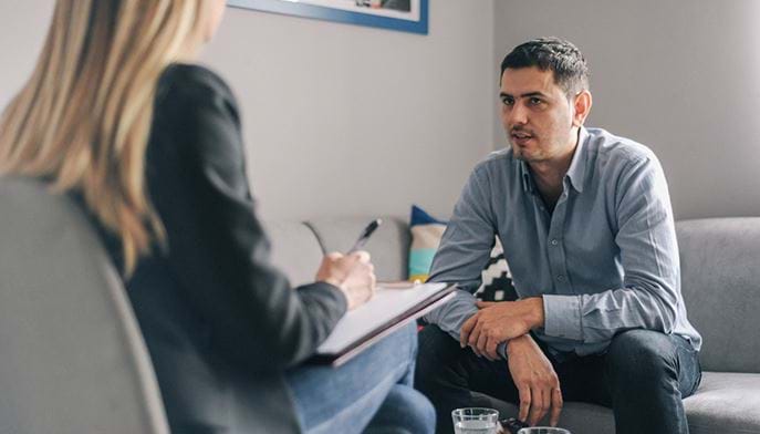 En mannlig pasient prater med en psykiater. Foto: Istockphoto.com
