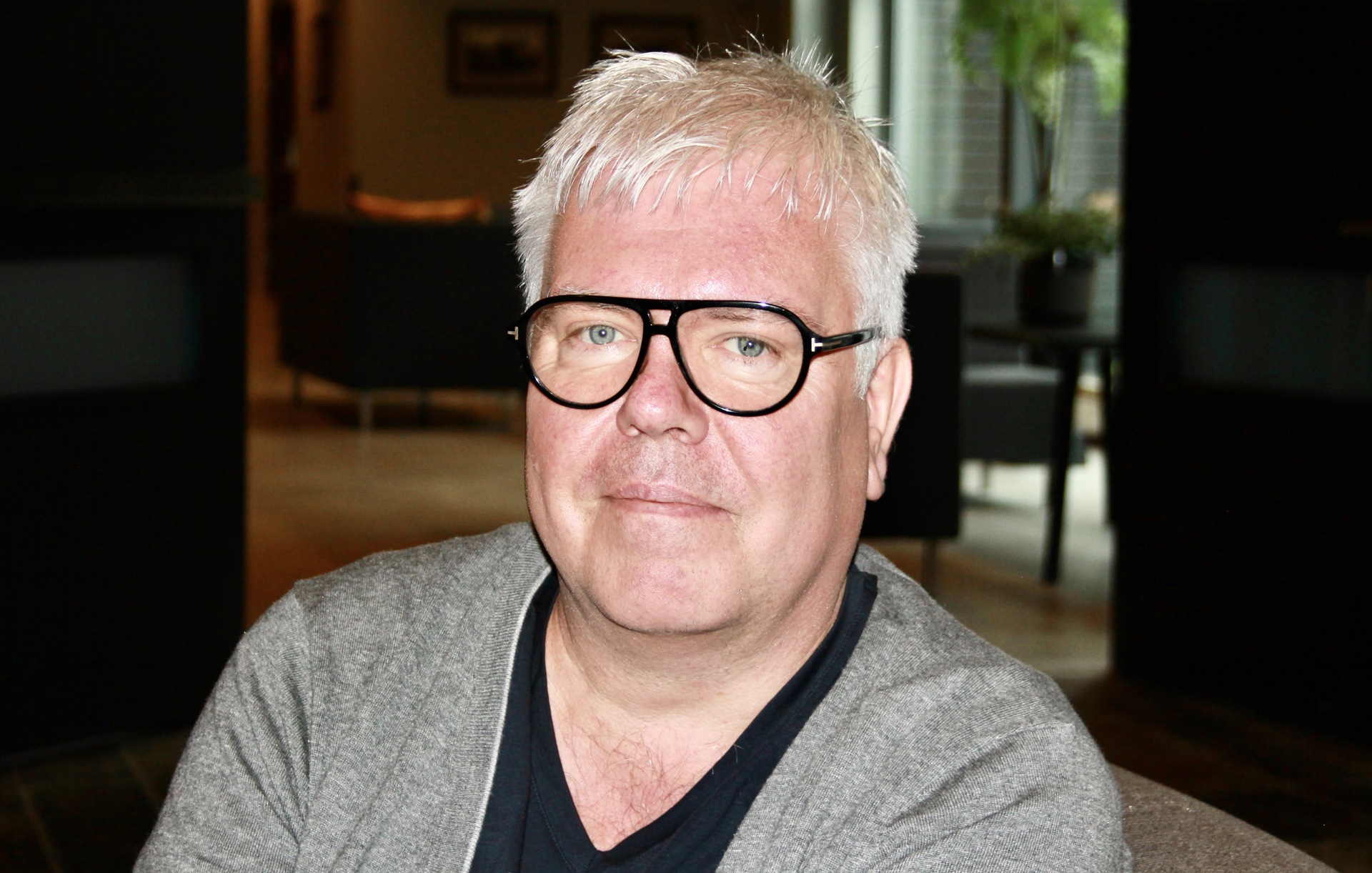 Bilde av psykiater Anders Gaasland, en mann i femtiårene med briller og hvitt hår i grå jakke.