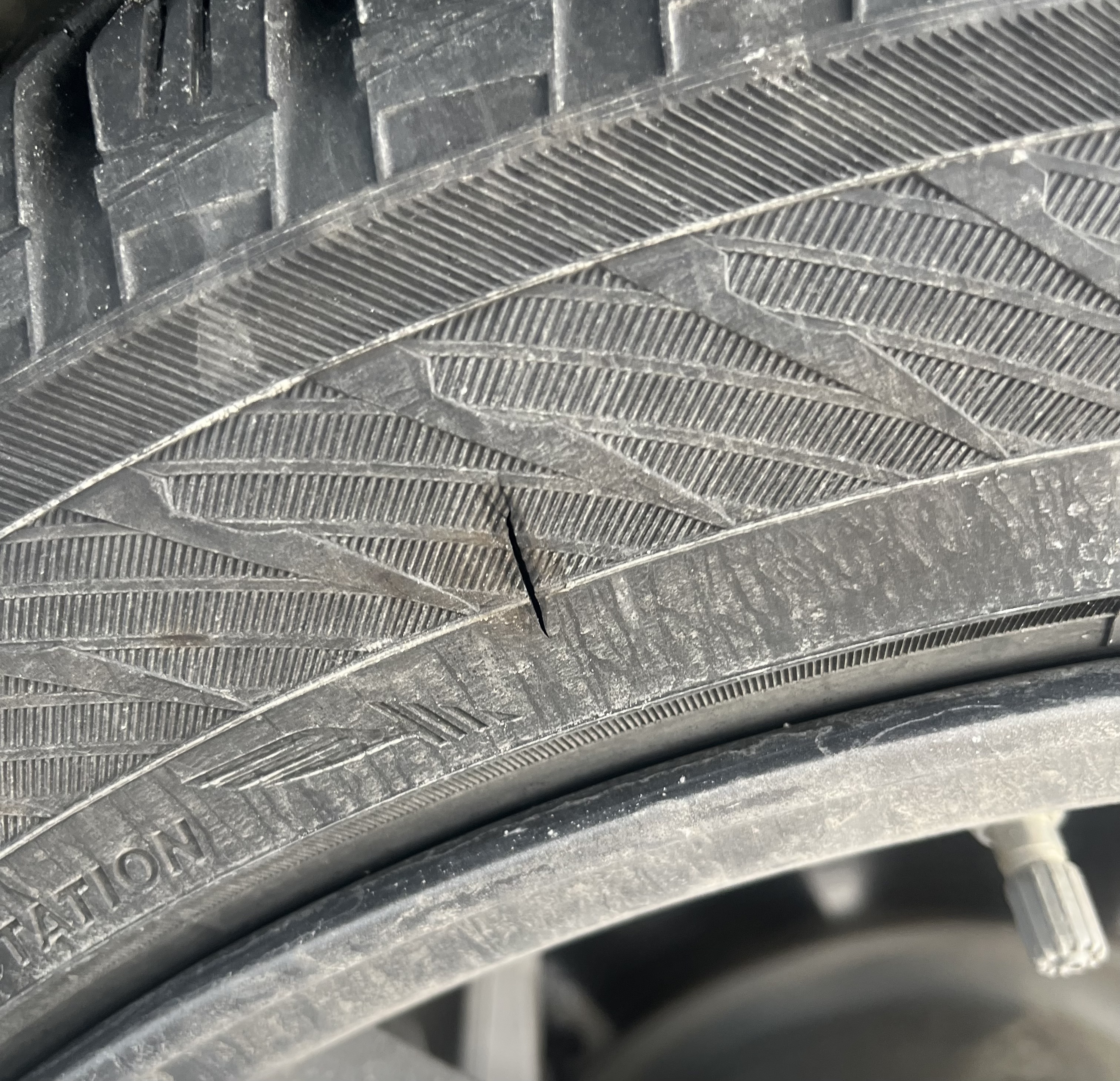 Et bildekk med et sk&aring;ret hull i.