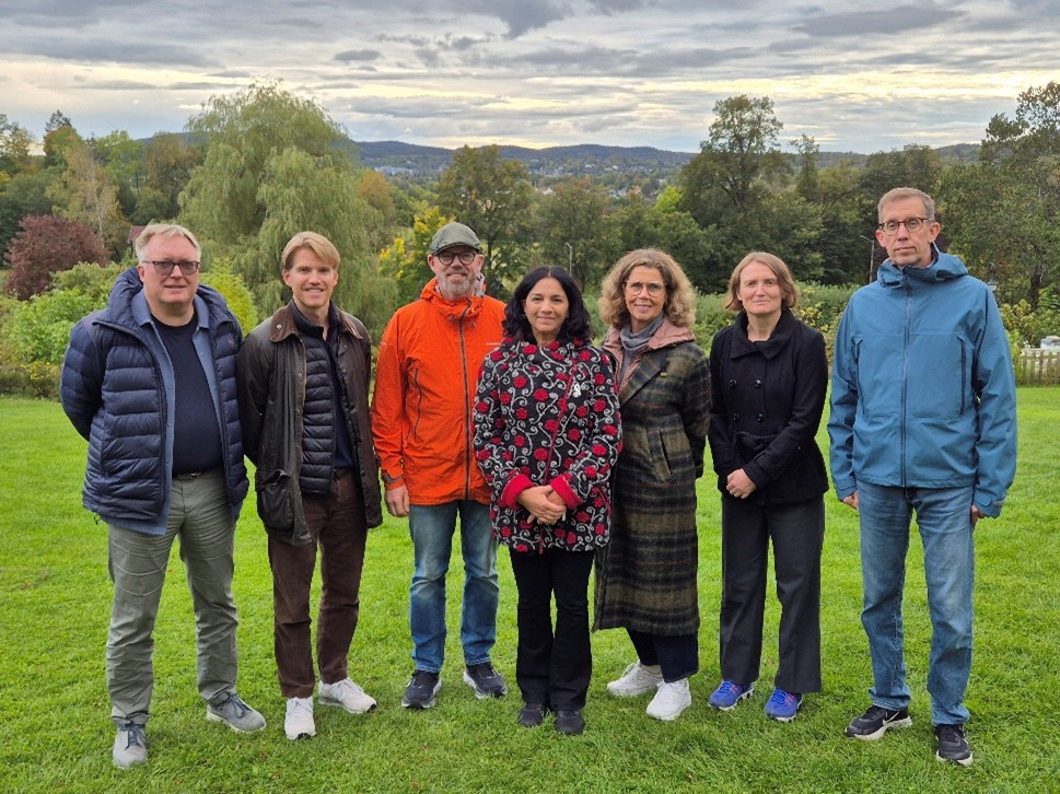 Bilde av det nye styret i LSA tatt i hagen utenfor Sem gård i Asker