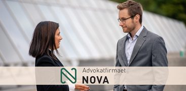 To personer som snakker med reklame for Nova advokatfirma. Foto: Akademikernepluss