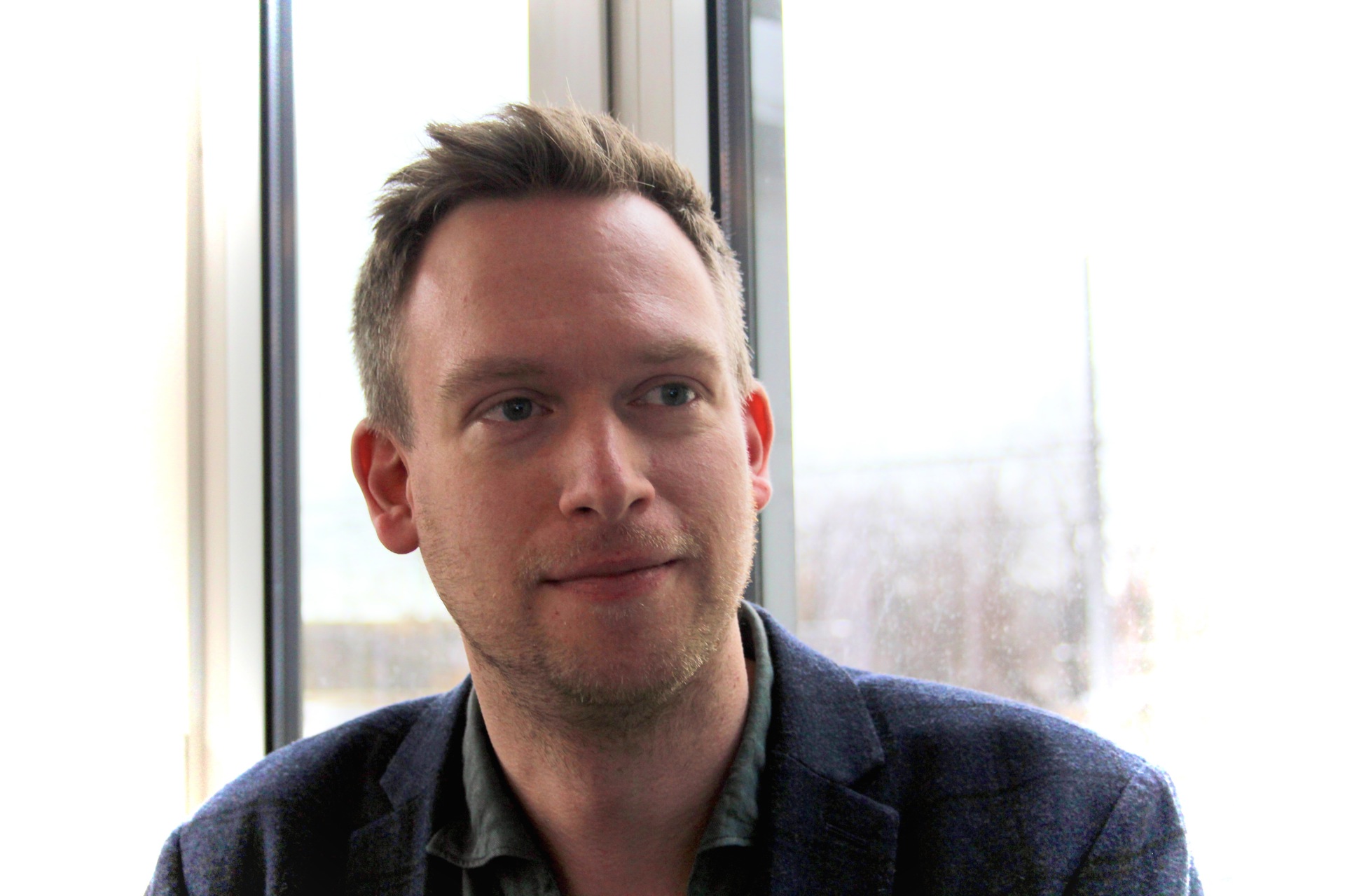 Anders Malkomsen jobbet i flere år som journalist. Han er fremdeles opptatt av formidling. Her er han avbildet i pausen på seminar på Legenes hus, hvor han var en av innlederne. Foto: Anne Kristine Bergem