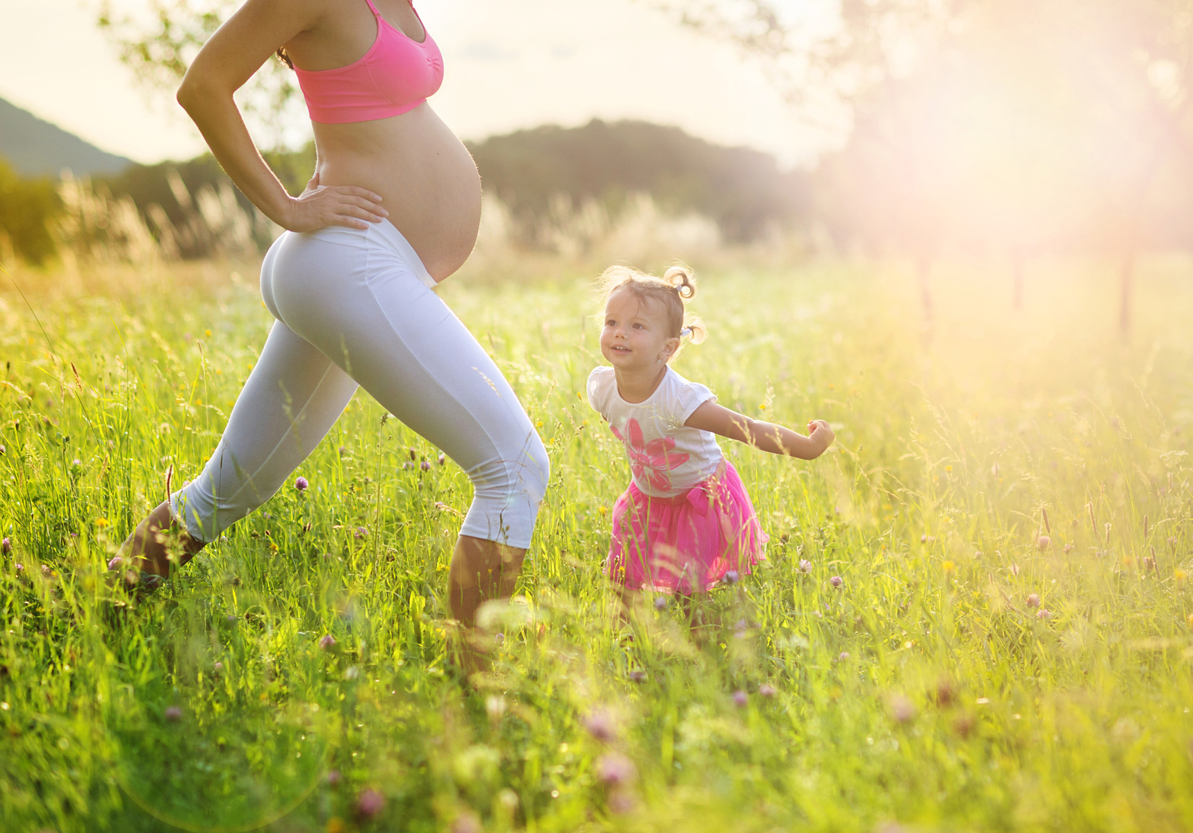 pregnant-mother-with-her-daughter-exercising