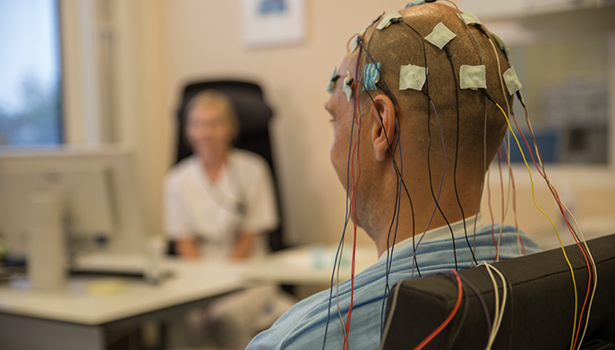 Bilde av en nevrologisk pasient som blir undersøkt på Ahus. Foto: Thomas Barstad Eckhoff/Legeforeningen