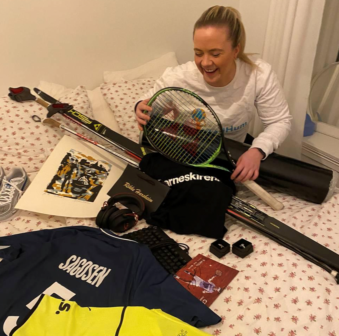 Amalie Fagerli Tegnander (leder av Medhum) med auksjonsobjektene