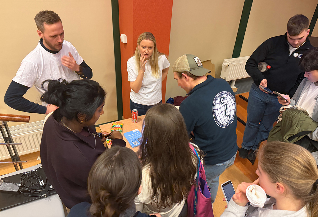 STAND: Det var stor oppslutning om Legeforeningens stand under utenlandsturneen. Dette bildet er fra Kraków i Polen.