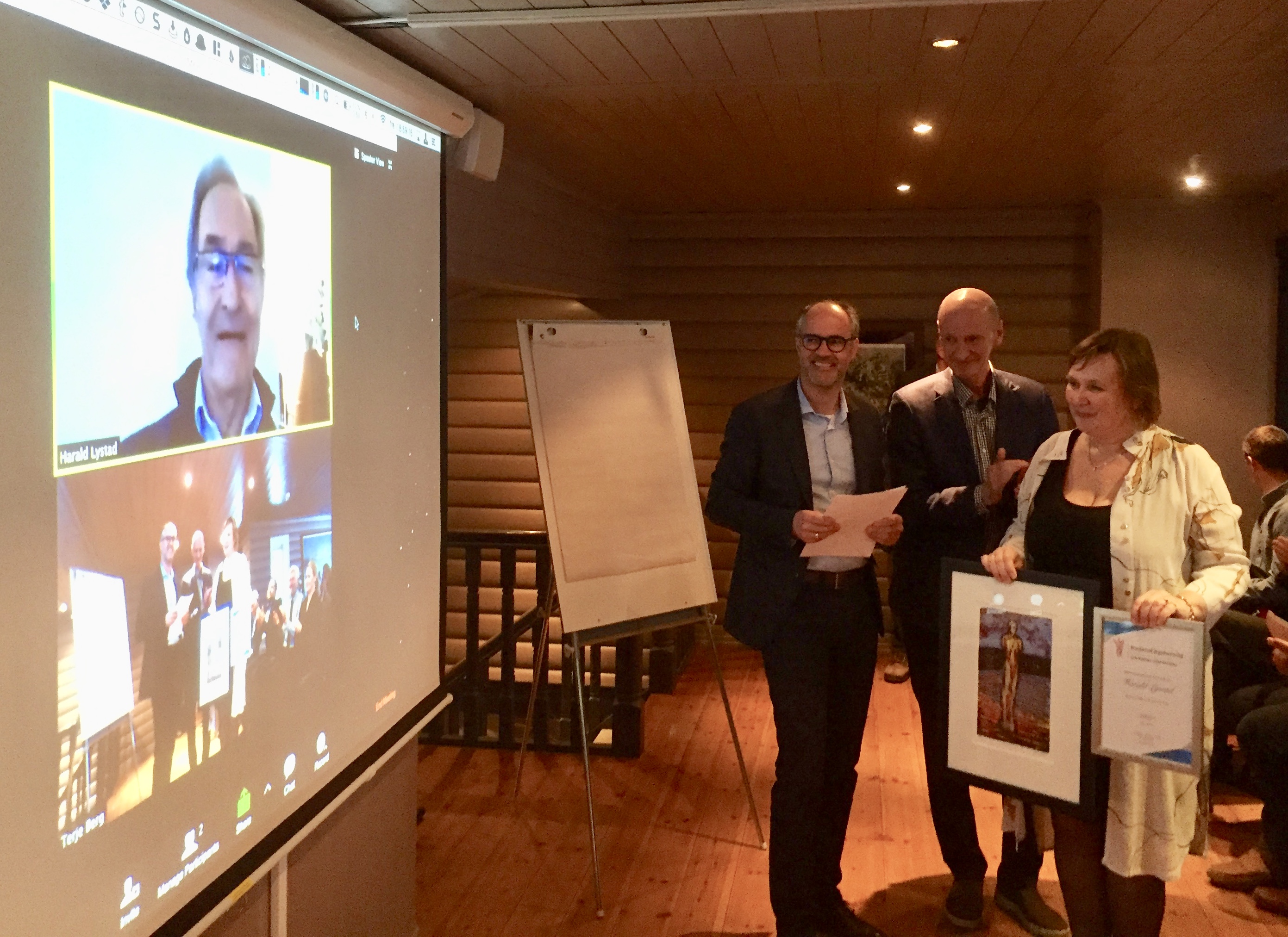 Nilsen var selv tilstede ved overrekkelsen, som skjedde p&aring; Kleivstua ved Sundvolden fredag 5. april, mens Lystad deltok via nettm&oslash;te fra en internasjonal skiskadekonferanse i USA.