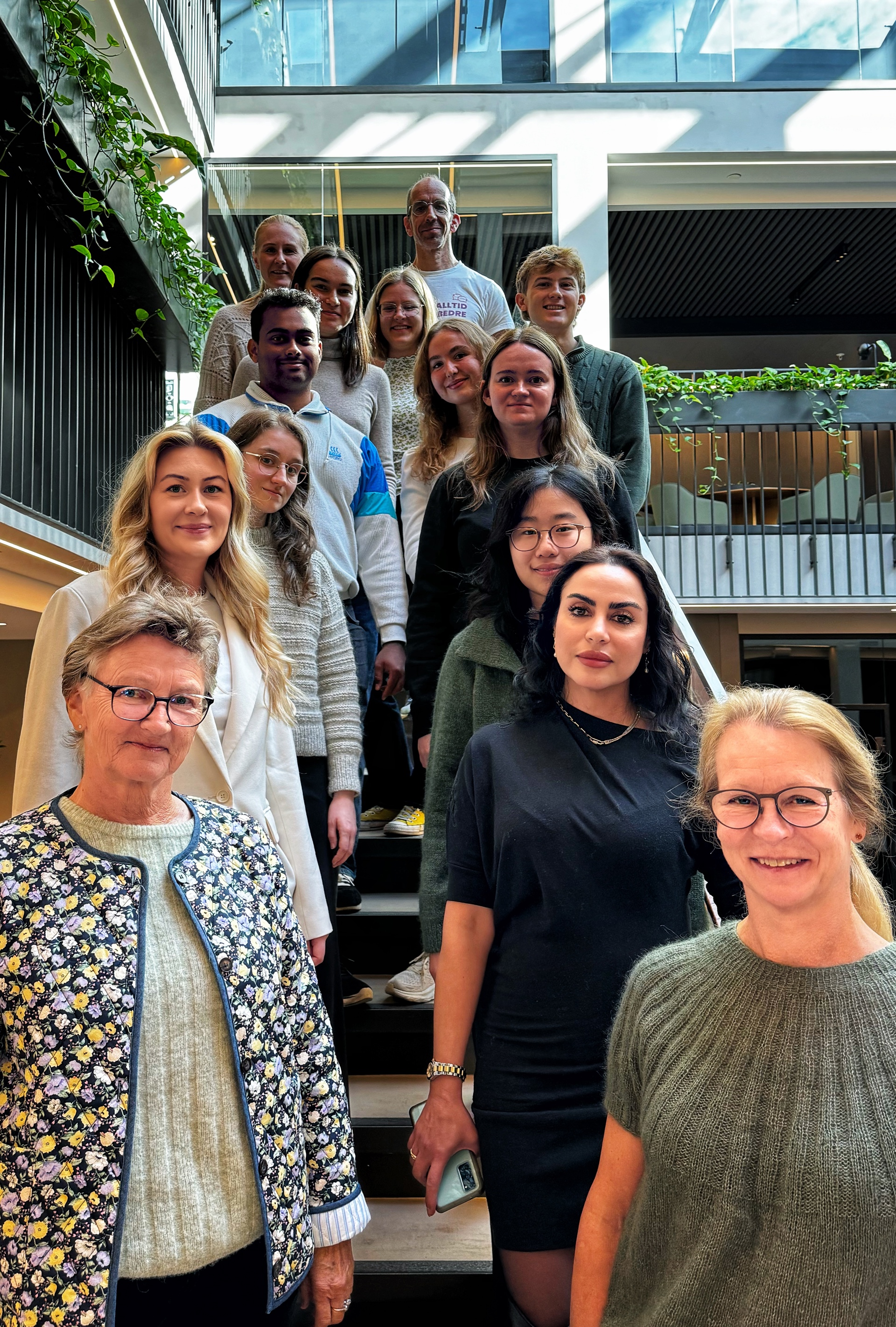 Studenter for kloke valg, både prosjektgruppen og studentene som startet i programmet i september 2024, sammen med Siri Skumlien, generalsekretær i Legeforeningen på Legenes hus i Oslo.