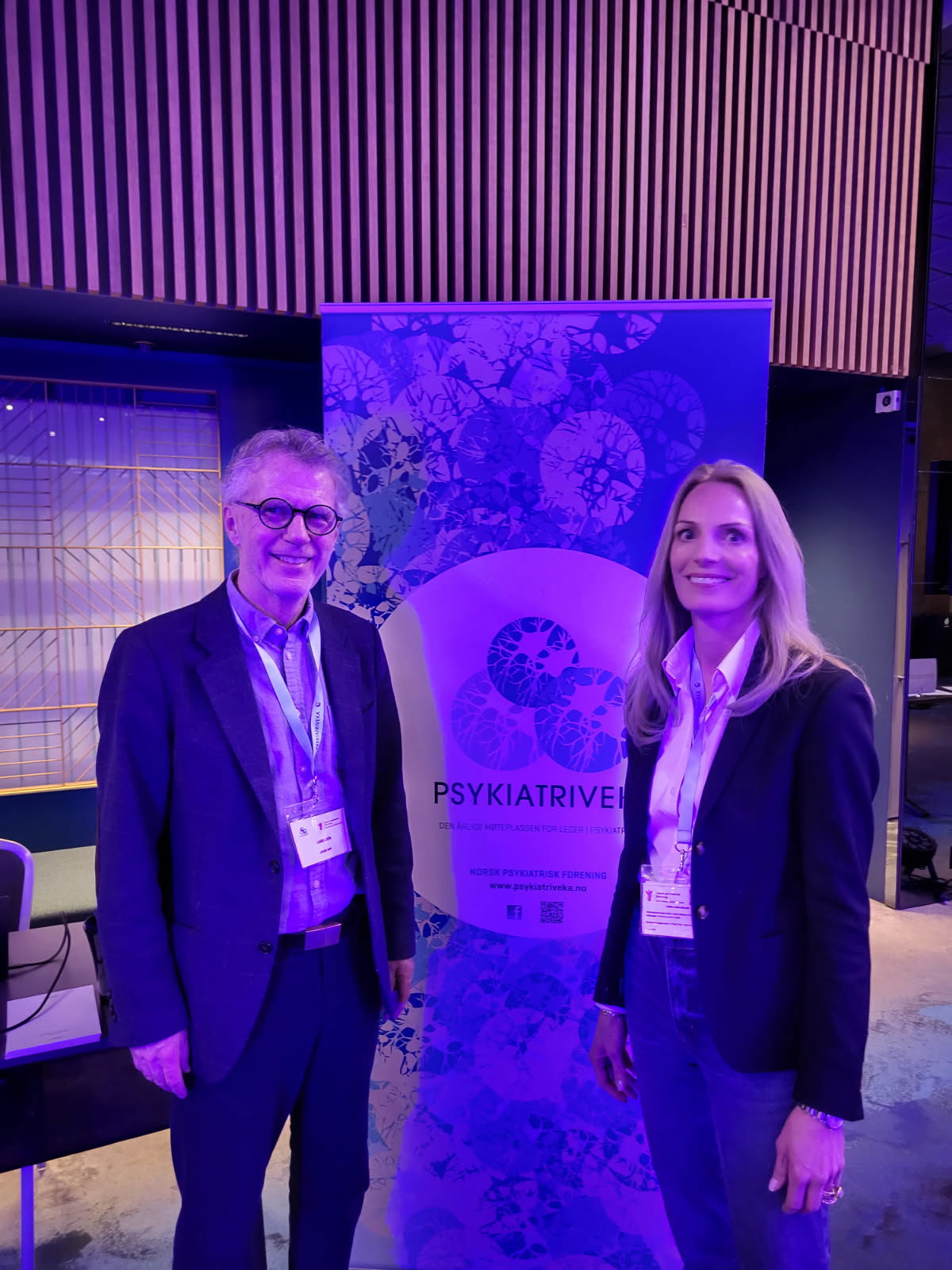 Lars Lien og Nora Miller fremfor Psykiatriveka-banner