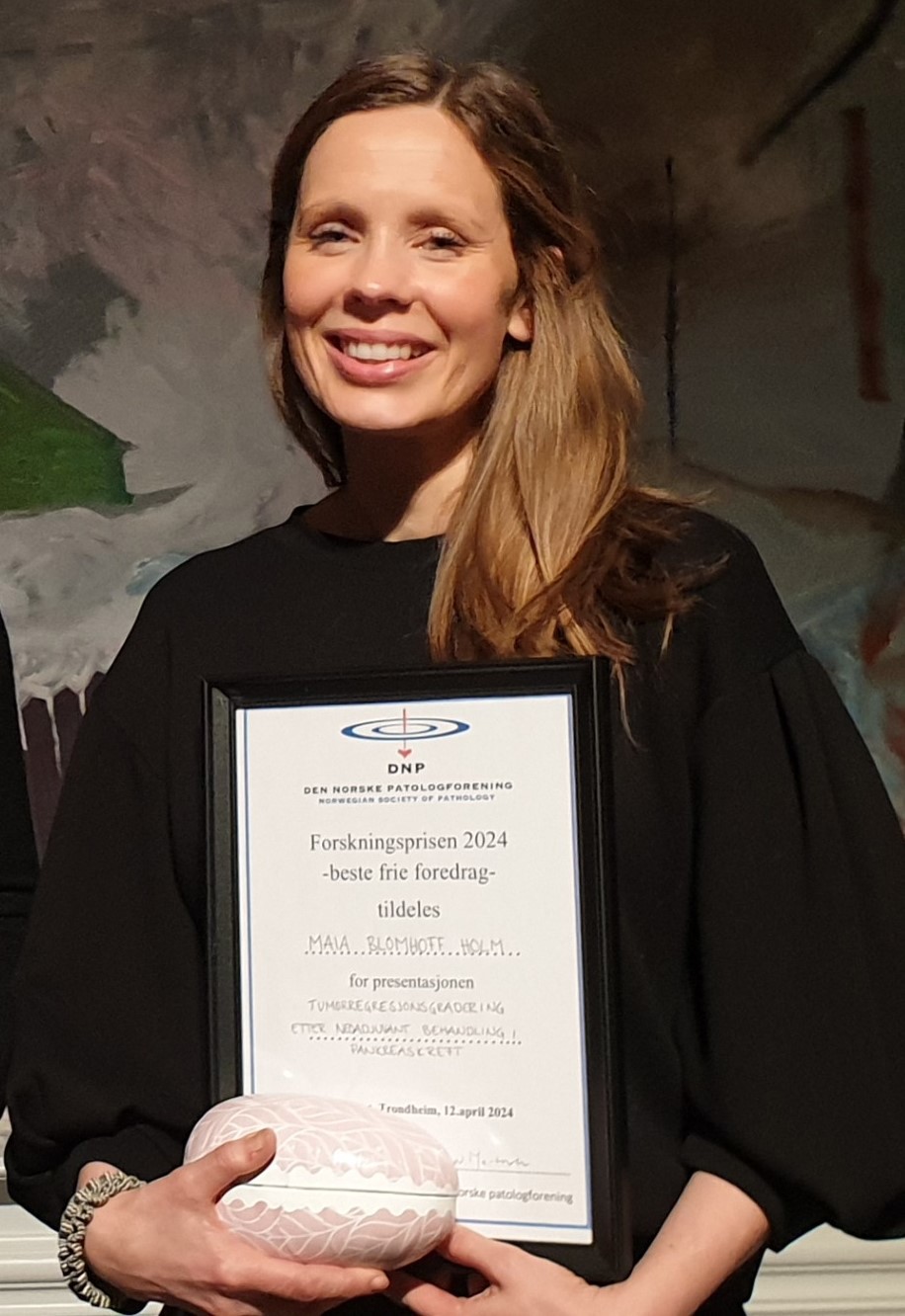 Foto av Maia Blomhoff Holm fra den gang hun vant pris for beste frie foredrag ved årsmøtet i Trondheim 2024. Foto: Privat.