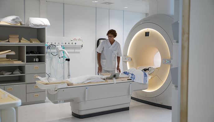 Sykepleier som gjør klar en MRI-maskin. Foto: Thomas B.Ecckhoff/Ahus