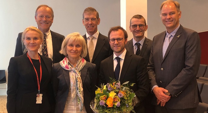 Ph.d kandidat med opponenter, komiteleder, disputasleder og veiledere.