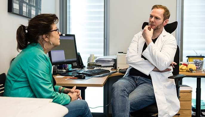Eksempelbilde av et legekontor med lege og pasient - FOTO: Thomas Barstad Eckhoff/Legeforeningen