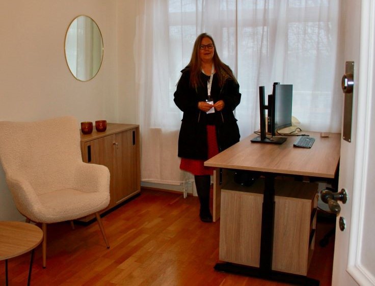 Anne Kristin Dale Skjold stående inne på kontoret sitt. Foto: Anne Kristin Dale Skjold