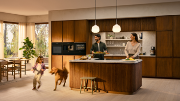 Familie på et kjøkken med hvitevarer fra Electrolux. Foto: Akademikerne pluss