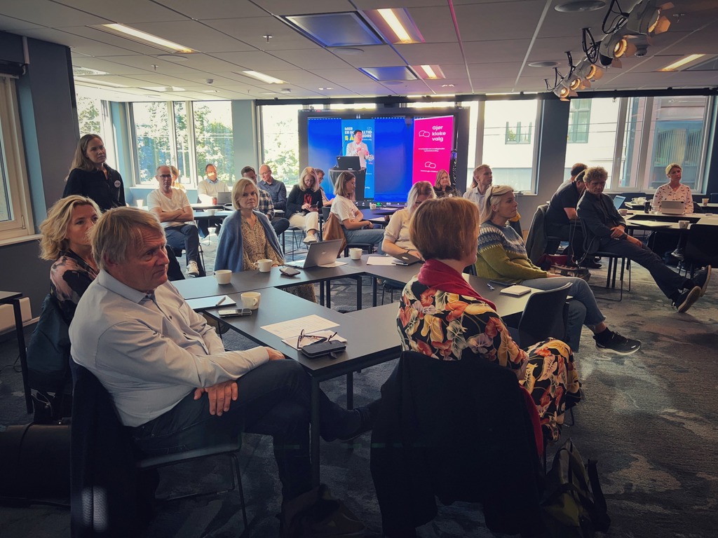 Personer i sal hører på foredrag i forbindelse med Gjør kloke valg fem år