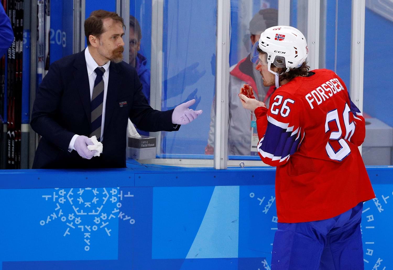 Ole Fosse er lege p&#229; Norge sitt ishockeylandslag. Her signaliserer han til Kristian Forsberg at han skal komme inn i spillerboksen. Foto: