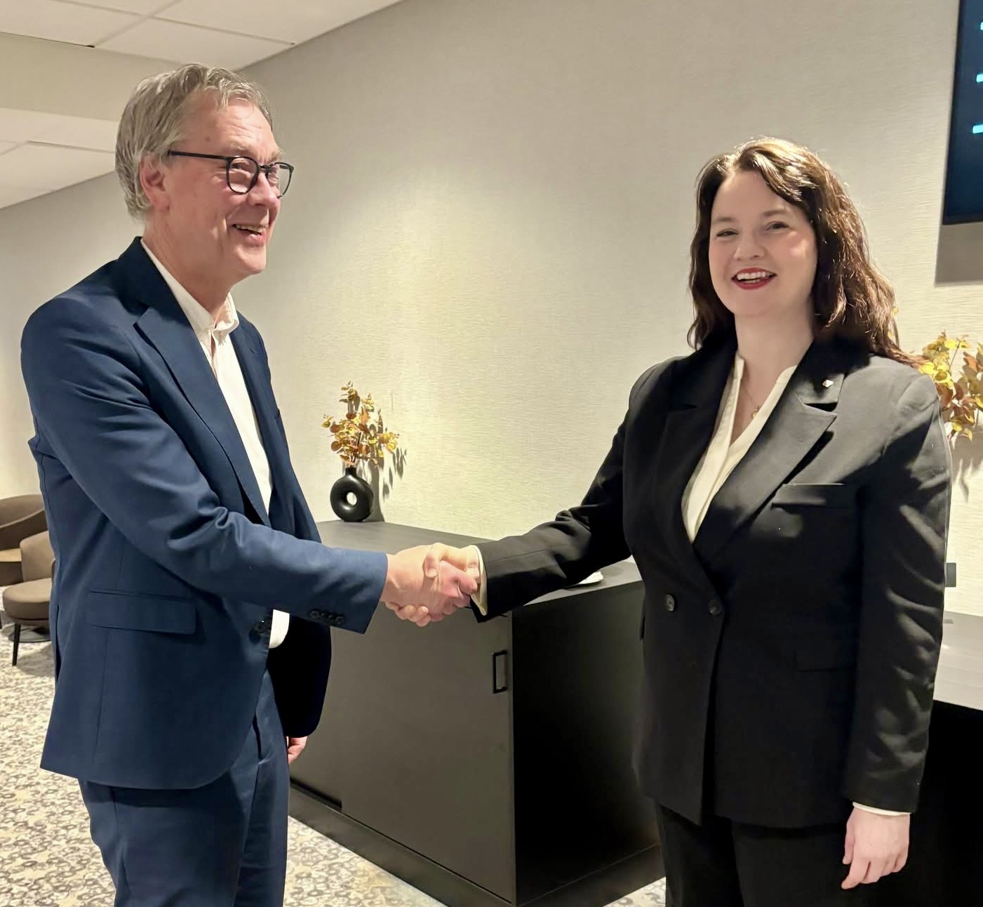 Akademikerne og Spekter er enige om en ny hovedavtale. Hanne Indregard Lind (leder Akademikerne Helse) sammen med Bjørn Skrattegård i Spekter. Foto: Akademikerne