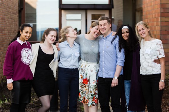 Marit Halonen Christiansen og leder av Norsk Medisinstudentforening Rasmus Bakken omringet av landsstyremøtets studentrepresentanter. Foto Thomas Barstad Eckhoff/Legeforeningen