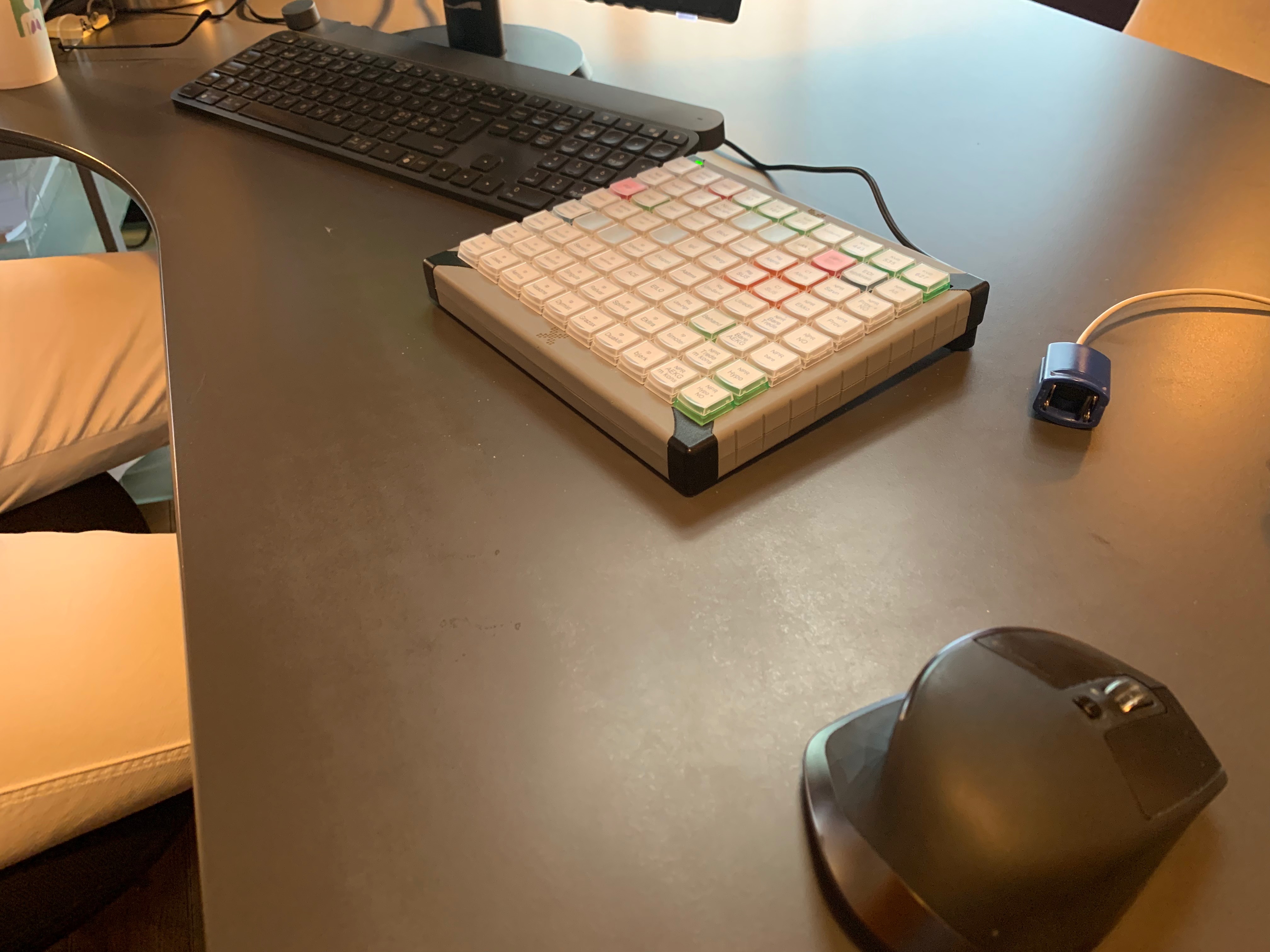 Finn ved skrivepulten og sitt 80-knappars X-keys-tastatur