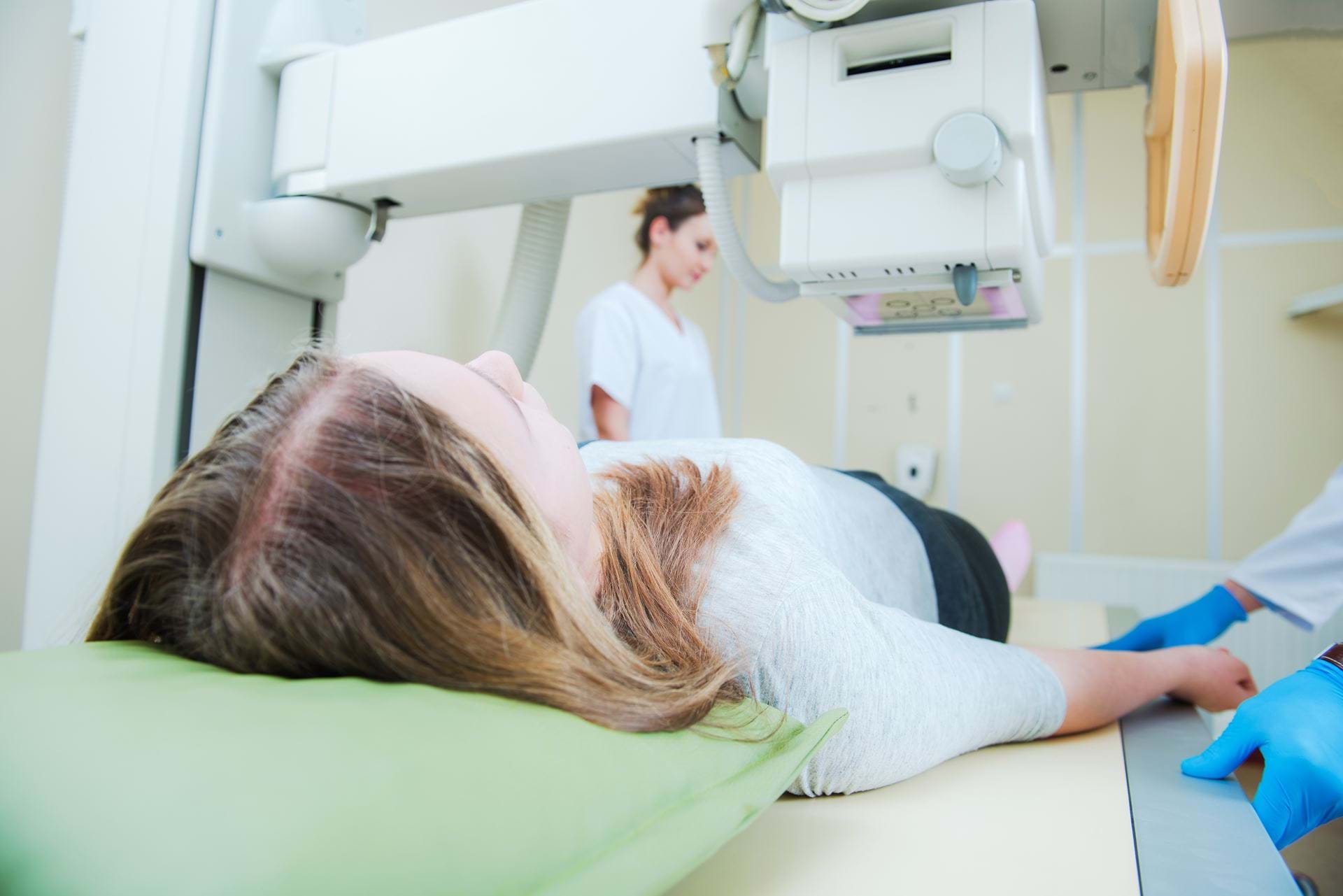 Kvinne ligger i radiologiundersøkelse. Illustrasjonsfoto: Colourbox