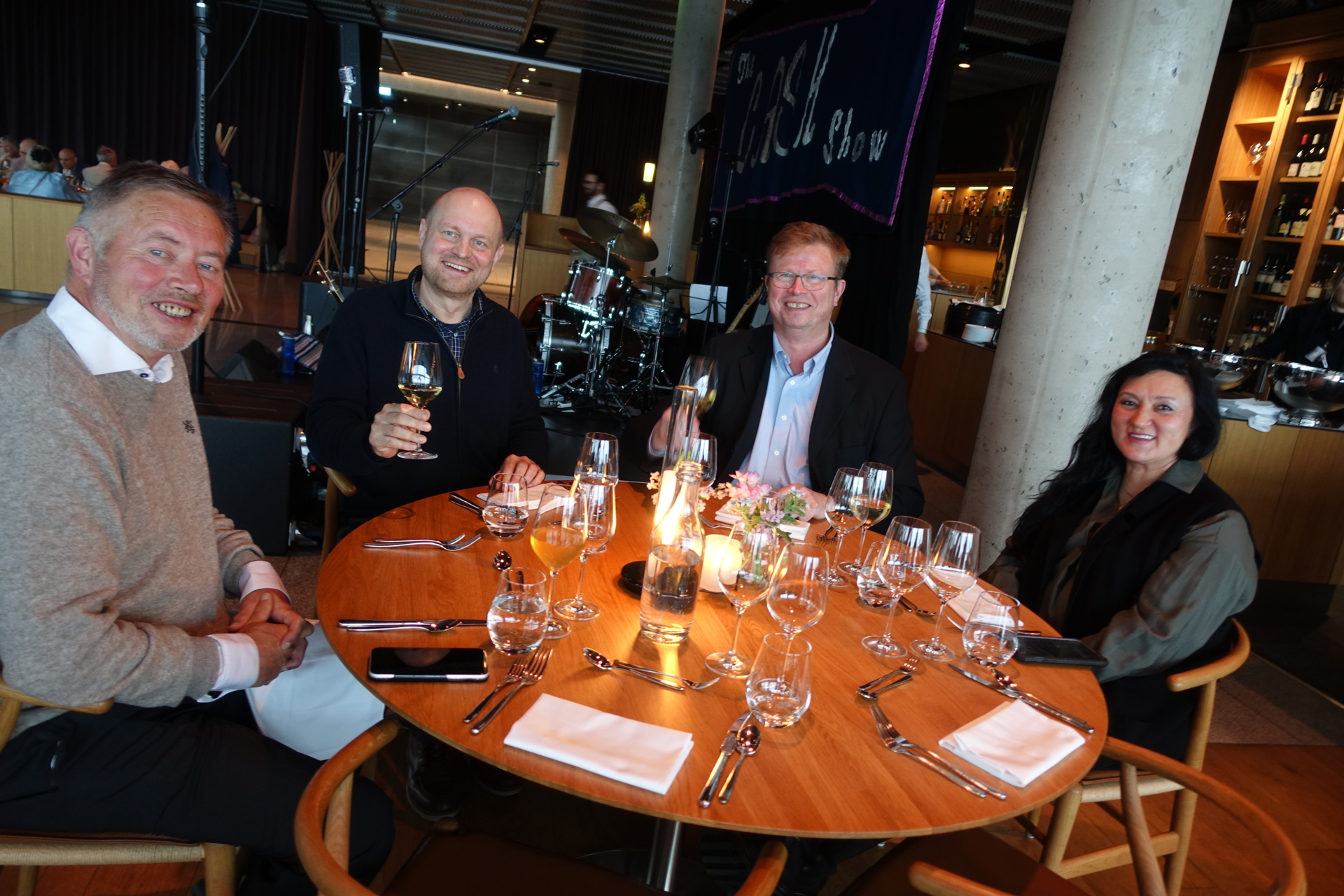 God stemning rundt bordet