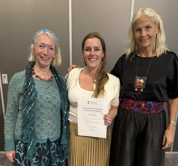 Anette Fosse og Anna Stavdal gratulerte vinneren