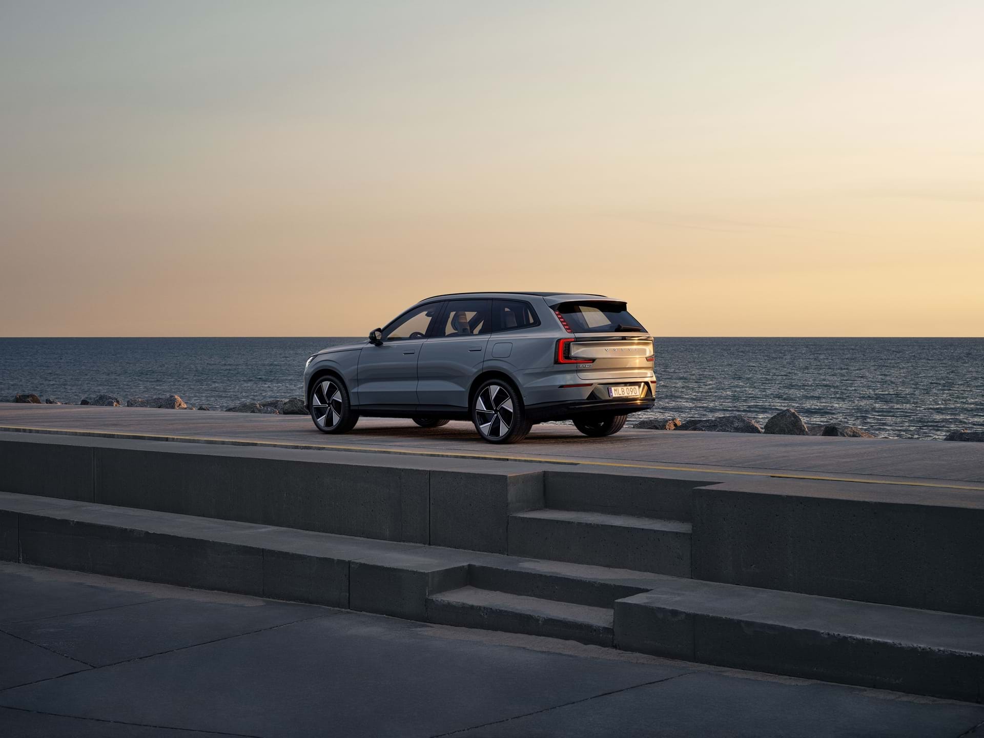 Volvo EX90 bakfra på en molo. Foto: Volvo