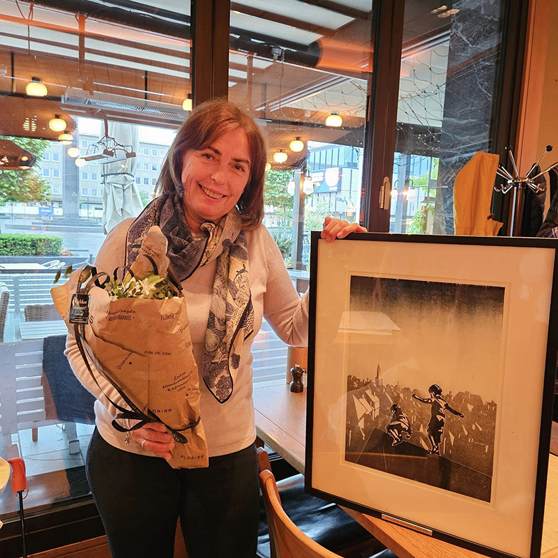 Bilde av Grethe Aasved med blomsterbukett.