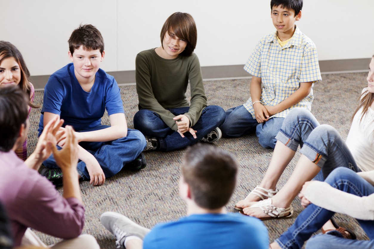 Barn sittende på gulvet i en ring. Foto: Istockphoto.com/Alina555