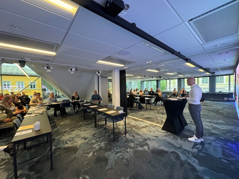  KLOKE VALG-SYKEHUS: Sykehusdirektør Øyvind Bakke fortalte om deres arbeid for å bli Kloke valg-sykehus på Sykehuset i Vestfold. Foto: Legeforeningen/Ingrid Rise Fry