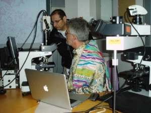 Samer Al-Saad og Helmut Popper ved mikroskop