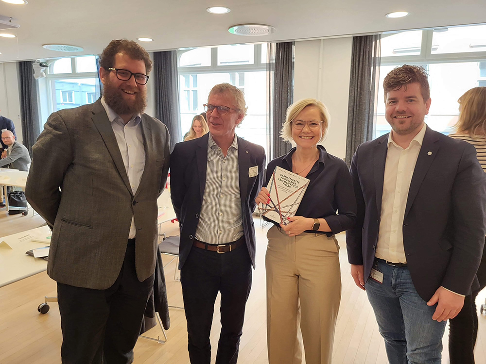 Foto: Janne Hassfjord, Norsk barne- og ungdomspsykiatrisk forening Tekst: Lars Lien benyttet anledningen til å gi helseministeren litt lesestoff. Fra venstre: statssekretær Karl Kristian Bekeng, leder i Npf Lars Lien, helseminister Ingvild Kjerkol og helsepolitisk talsperson i Senterpartiet Hans Inge Myrvold.