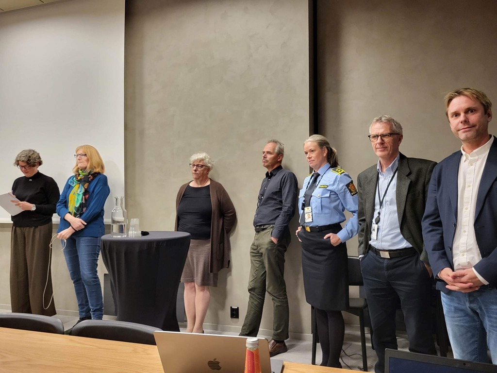 Møteleder og paneldeltakere samlet på Legenes hus til debatt 16.november. Foto: Privat