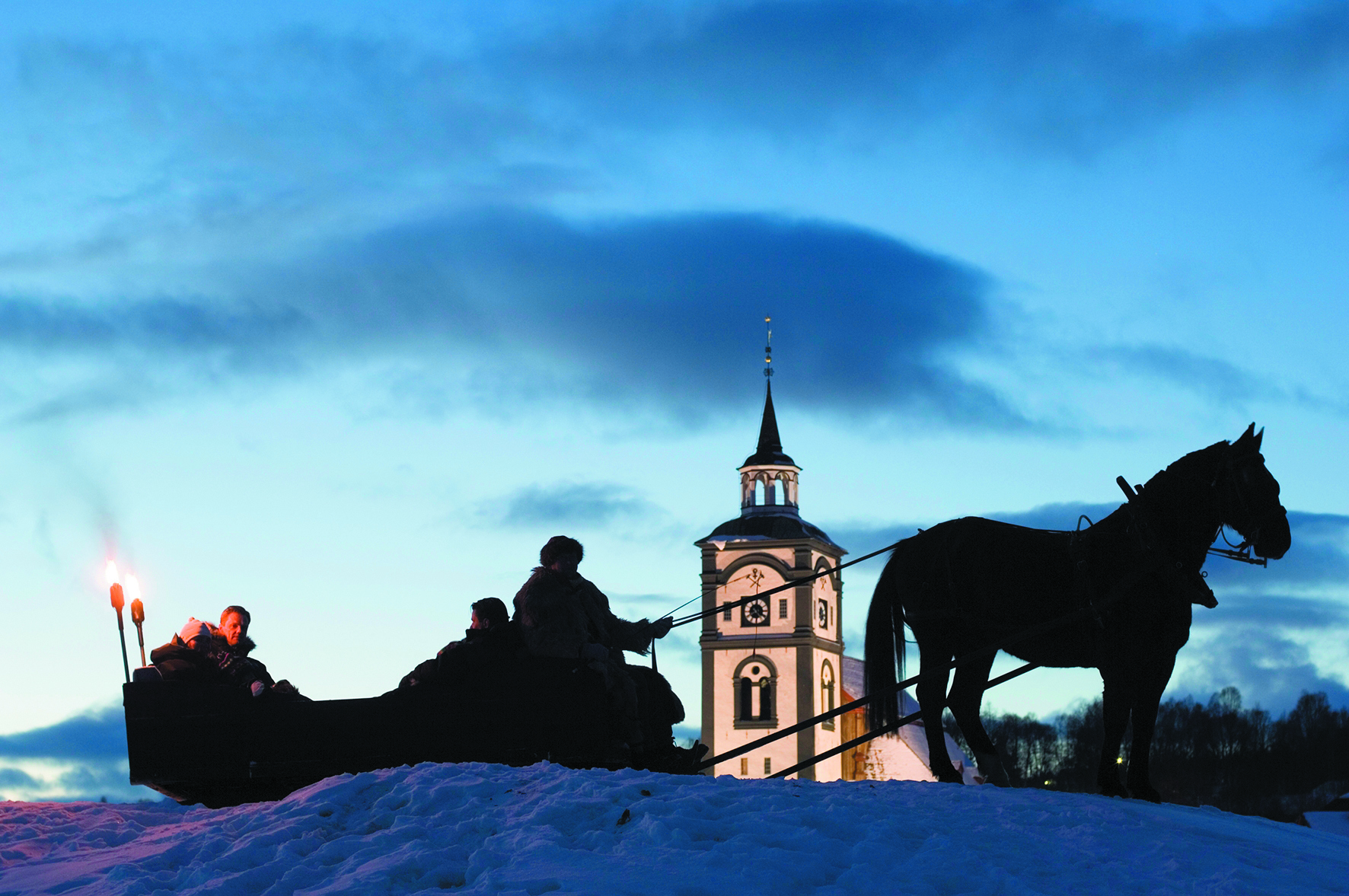 Foto: Hest og slede foran Røros Kirke