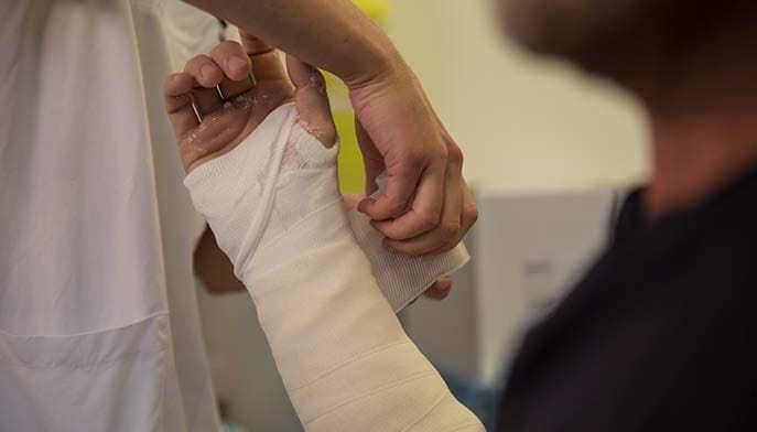 Eksempelbilde av gips på en arm. FOTO: Thomas Barstad Eckhoff/Legeforeningen