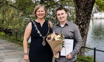 Prisvinner Kristian Bandlien Kraft sammen med president Anne-Karin Rime