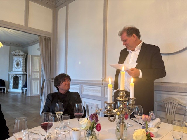Bente Anita Kvamme takkes av LVS leder, Rune Oskar Bjørneklett. Foto: LVS 