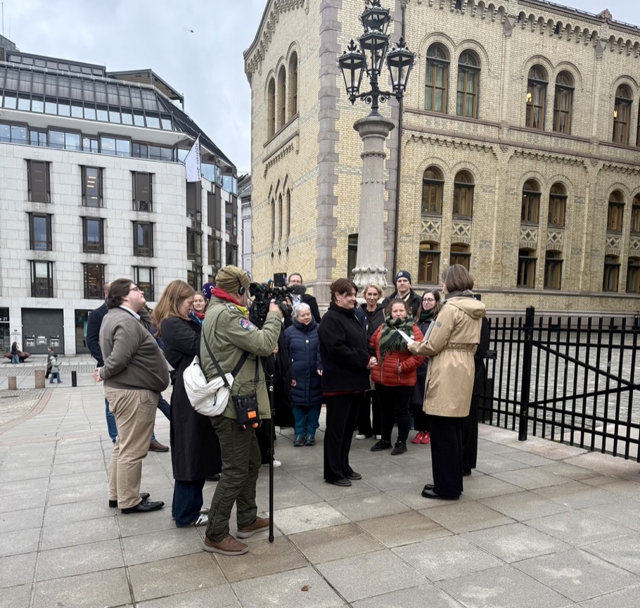 En folkemengde utenfor Stortinget