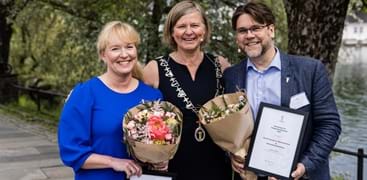 Prisvinnerne Marte Kvittum Tangen (NFA) og Nils Kristian Klev (AF) sammen med President Anne-Karin Rime