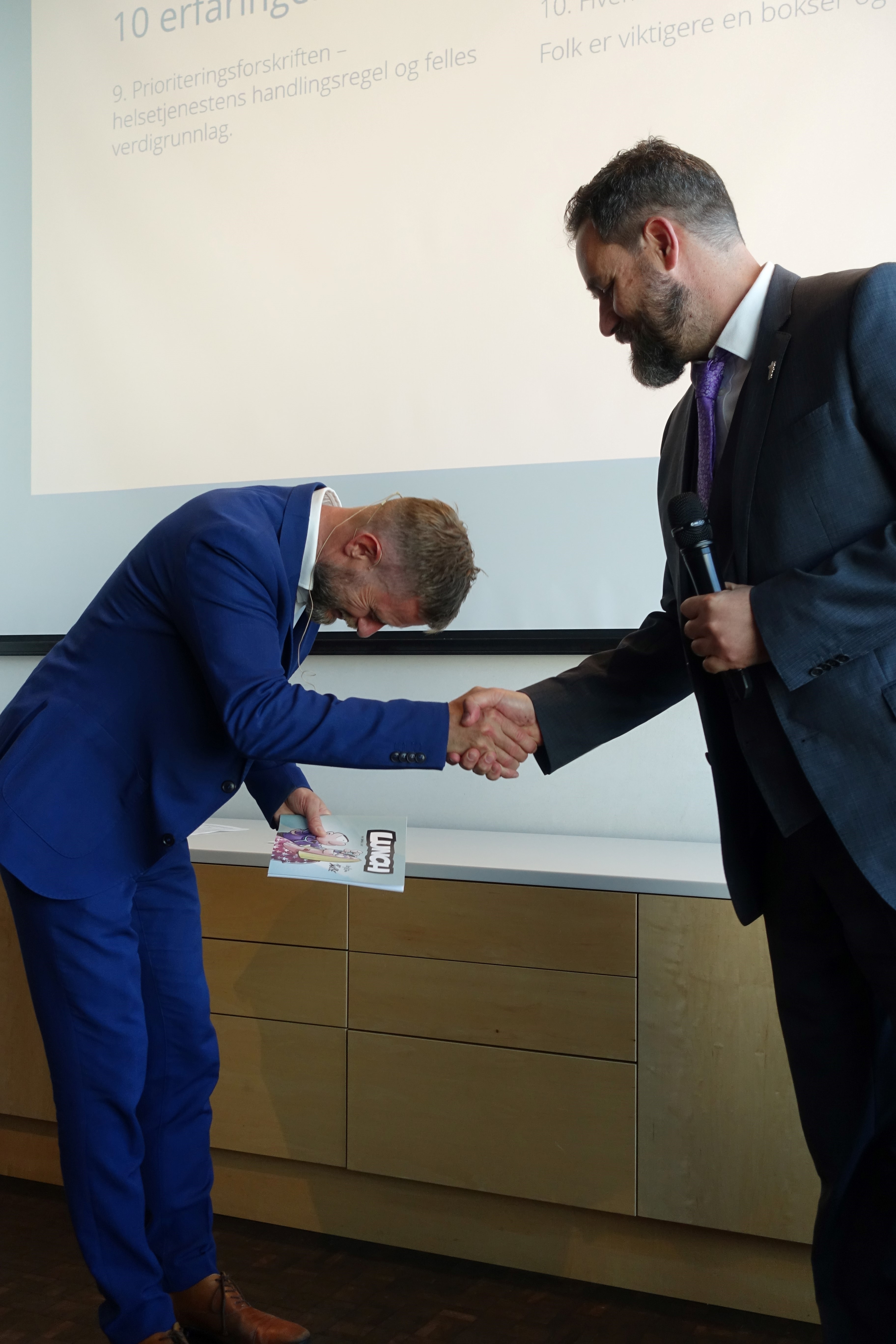 Bent H&oslash;ie mottar Lunch fra Peter Christersson