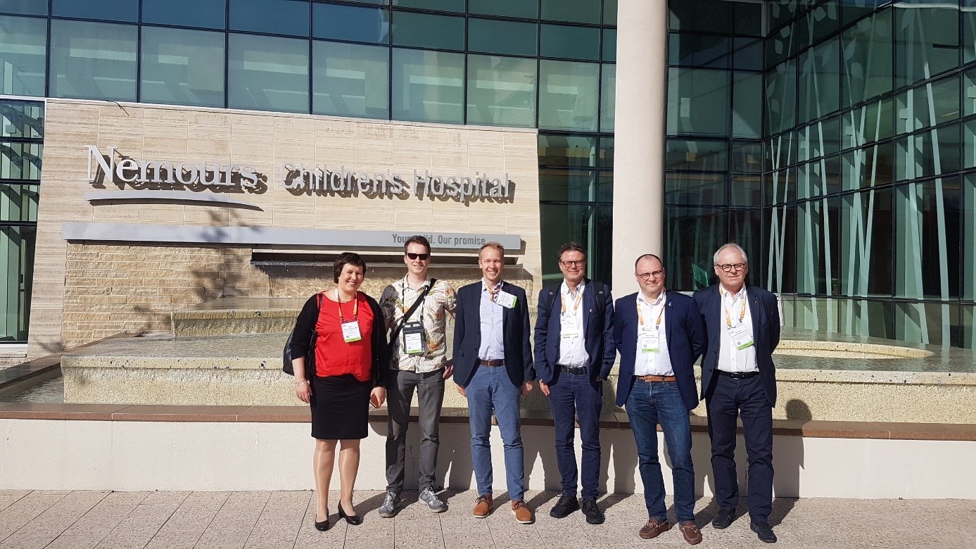 De reisende foran Nemours Childrens Hospital