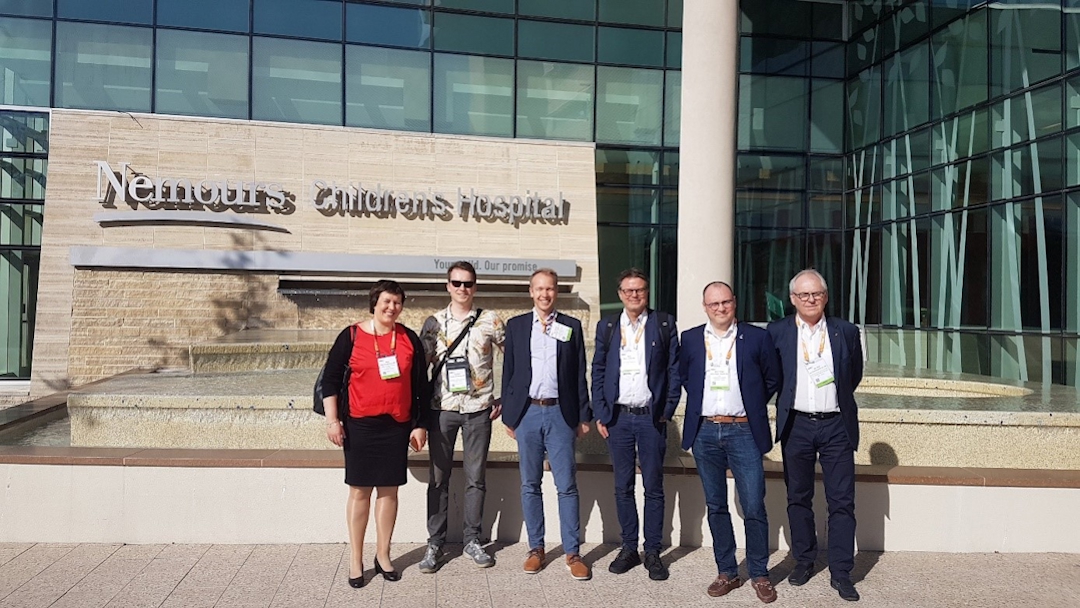 De reisende foran Nemours Childrens Hospital