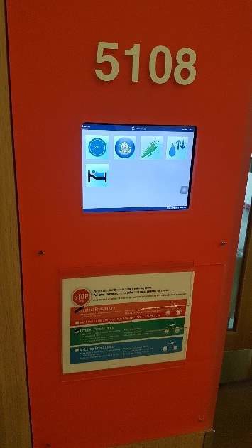 Infoskjerm på hver romdør inn til pasientene